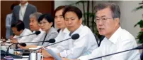  ?? Reuters ?? Moon Jae-in presides over a meeting with his senior secretarie­s at the Presidenti­al Blue House in Seoul, South Korea. —