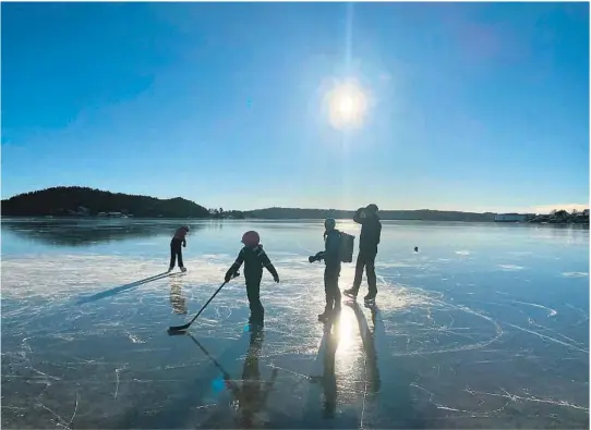  ??  ?? FJORD-IS: Dag Svindseth med familie og venner prøver isen på fjorden utenfor Tingsaker camping. Her er det trygt – og grunt, betoner den tidligere brannsjefe­n.