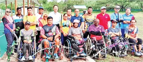  ??  ?? Tan (fifth left) with the national para archery team.