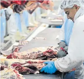  ?? (NICOLÁS BRAVO) ?? Carne cordobesa. La devaluació­n mejoró el posicionam­iento de la carne en el mundo. El frigorífic­o Logros aprovecha esta coyuntura.