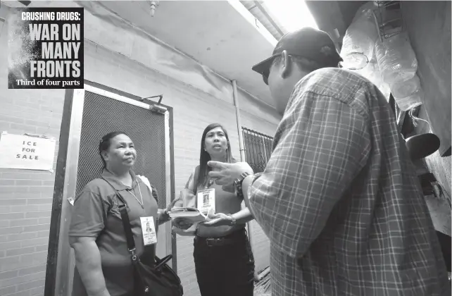  ?? SUNSTAR FOTO/AMPER CAMPAÑA ?? FORMER DRUG USER NOW A LESSOR. Jack* (not his real name) shows Marietta Arquio (left), Cebu City Department of Social Welfare Services social worker; and Angelina Paghubasan (center), social welfare officer 3, focal person for the Start program; the...