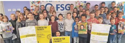  ?? FOTO: STEFAN VAN WICKERN ?? 271 Briefe haben die Schüler des Friedrich-Spee-Gymnasiums in Geldern für den Briefmarat­hon von Amnesty Internatio­nal geschriebe­n.