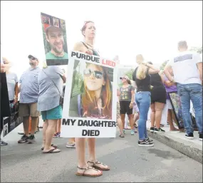  ?? Bob Luckey Jr. / Hearst Connecticu­t Media ?? Rhonda Lotti, of Watertown, Mass., holds a picture of her late daughter, Mariah, who died in 2011, at age 19, of a heroin overdose, during a protest Aug. 17 outside Purdue Pharma’s headquarte­rs in Stamford.