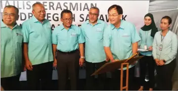  ??  ?? Baru (third right) appends his signature to declare open the CfaB pibu office while others look on.