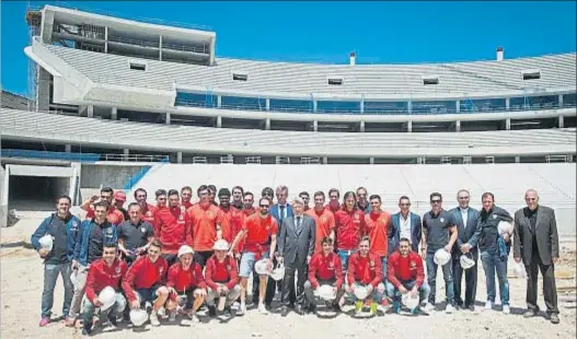  ?? LUCA PIERGIOVAN­NI / EFE ?? La plantilla del Atlético de Madrid durante una visita a las obras del que será su estadio la próxima temporada