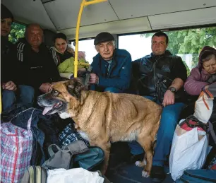  ?? EVGENIY MALOLETKA/AP ?? People and their belongings fill a bus Wednesday as they are evacuated near Lyman, Ukraine.