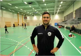  ?? Bild: ERIK WEIEFORS ?? I NYA KLÄDER. Hector Maravilla har vunnit två Sm-guld som spelare i IFK Uddevalla. Nu leder han laget som tränare när säsongen startar med ett mästarmöte mot IFK Göteborg på söndag.