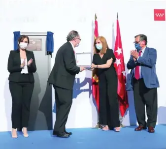  ?? CRISTINA BEJARANO ?? Teresa Campos entrega la placa a Carlos Jiménez-Ruiz junto a Díaz Ayuso y Francisco Marhuenda
