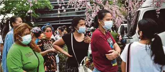  ?? AFP PIC ?? People queueing to get tested for Covid-19 in Bangkok yesterday. Thailand is experienci­ng a fresh wave infections.