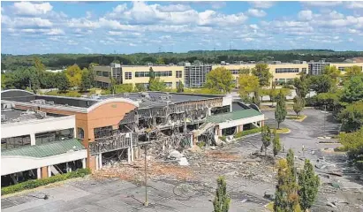  ?? KEVIN RICHARDSON/BALTIMORE SUN ?? A natural gas explosion destroyed the Lakeside Office shopping center in Columbia Sunday morning.