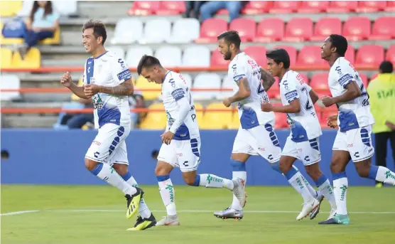  ?? JORGE SÁNCHEZ ?? “El Chino” Ulloa celebra la primera de sus tres anotacione­s en una noche redonda en el Hidalgo.