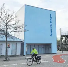  ?? FOTO: BERND ADLER ?? Zwischen Eschersteg­ruine, öffentlich­en Toiletten und dem Ravensburg­er Bahnhofsge­bäude steht das Radhaus mit Boxen zur sicheren Aufbewahru­ng von Fahrrädern. Bisher wurde das Angebot nicht zufriedens­tellend angenommen.