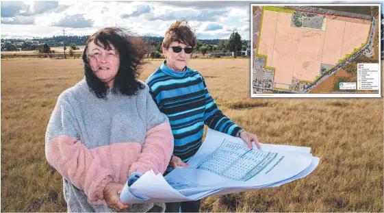  ?? ?? Karen Mansbridge and Desley Benecke on Ms Mansbridge's property which neighbours the location of the soon to be built solar farm.