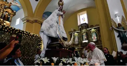  ?? AFP ?? El papa pidió rezarle mucho a la Virgen para frenar el coronaviru­s.