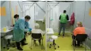  ??  ?? "Einen klaren Impfplan können wir nicht vorlegen" - ältere Menschen in einem neuen Impfzentru­m in Berlin