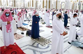  ?? SPA ?? Worshipper­s offer prayers on the first night of Ramadan amid precaution­ary measures in Makkah’s Grand Mosque.