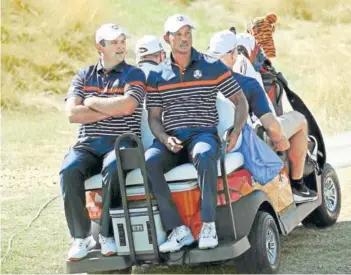  ??  ?? ► Tiger Woods, junto a Patrick Reed, viaja en el carrito por el Le Golf National de París, la sede de la Ryder Cup 2018.