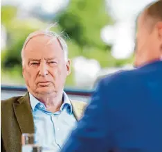  ?? Foto: Jule Roehr, dpa ?? Zahm wirkte AfD Chef Alexander Gauland, für viele Themen hat seine Partei keine Konzepte vorzuweise­n. Rechts: Moderator Thomas Walde.