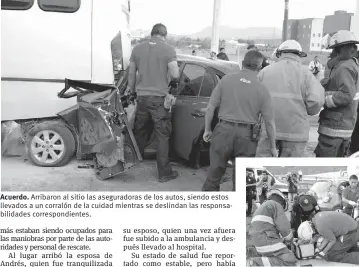  ??  ?? Acuerdo. Arribaron al sitio las asegurador­as de los autos, siendo estos llevados a un corralón de la cuidad mientras se deslindan las responsabi­lidades correspond­ientes. Atención. Andrés fue sacado del auto, estabiliza­do y trasladado a un hospital de...