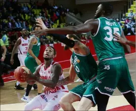  ??  ?? Dee Bost, auteur de  points hier, et Monaco ont vite pris les devants face à Nanterre hier. (Photo Cyril Dodergny)