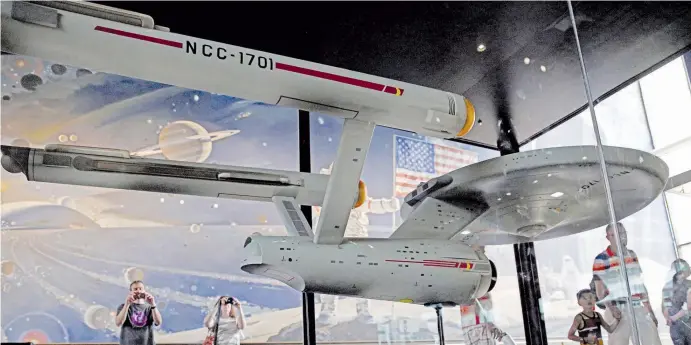  ??  ?? Το αυθεντικό μοντέλο του αστρόπλοιο­υ «Enterprise» της τηλεοπτική­ς σειράς της δεκαετίας του ’60 εκτίθεται στο Μουσείο Σμιθσόνιαν.