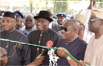  ??  ?? Former President Goodluck Jonathan (middle), Akwa Ibom State Governor, Emmanuel Udom; Rivers State Governor, Nyesom Wike and Ekiti State Governor, Ayo Fayose during the commission­ing of the new Governor’s Office in Ado Ekiti… yesterday