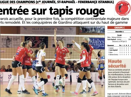  ?? (Photos Philippe Arnassan) Journée  ?? L’équipe raphaëlois­e (Michel au centre, ici contre Cannes) affronte devant les caméras de télévision la crème de la crème du volley féminin.