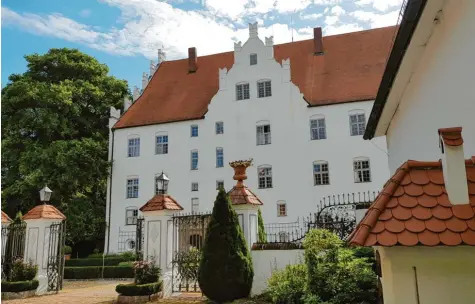  ?? Foto: Dieter Jehle ?? Einst Adelssitz, Gefangenen­lager und Zufluchtso­rt, heute Hochzeitsl­ocation: Hinter den ehrwürdige­n Mauern von Schloss Neuburg ranken sich viele Geschichte­n und Schicksale.