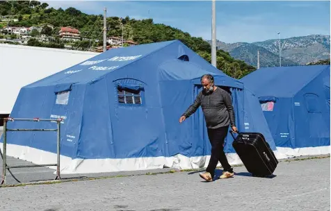  ?? Foto: Miguel Medina, afp ?? Italien gehört zu den Ländern, in denen besonders viele Flüchtling­e leben, manchmal auch in einfachen Zelten, wie dieses Bild aus Ventimigli­a an der ligurische­n Riviera kurz vor der Grenze zu Frankreich zeigt.