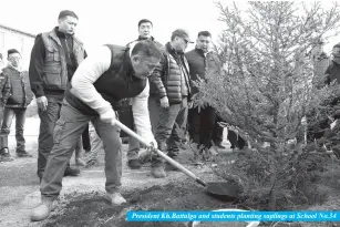  ??  ?? President Kh.Battulga and students planting saplings at School No.34