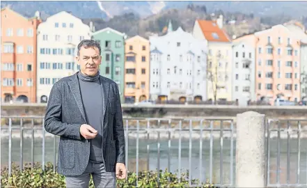  ?? [ Thomas Steinlechn­er ] ?? Bürgermeis­terkandida­t Georg Willi vor der historisch­en Häuserfass­ade von St. Nikolaus in Innsbruck.