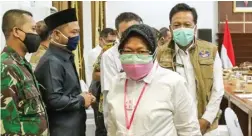  ?? FRIZAL/JAWA POS ?? SEPAKAT ATUR SENDIRI: Wali Kota Surabaya Tri Rismaharin­i menghadiri rapat koordinasi PSBB di Gedung Negara Grahadi, Surabaya, kemarin (8/6). Ada juga Bupati Gresik Sambari Halim dan Plt Bupati Sidoarjo Nur Ahmad Syaifuddin.