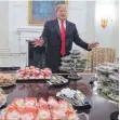  ?? FOTO: AFP ?? McDonald Trump eröffnet in Washington eine neue Filiale.