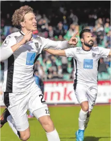  ?? FOTO: HORST HÖRGER ?? Vinko Sapina erzielte soeben den Siegtreffe­r zum3:0 für Ulm. Mit im freut sich Torschütze Alper Bagceci.