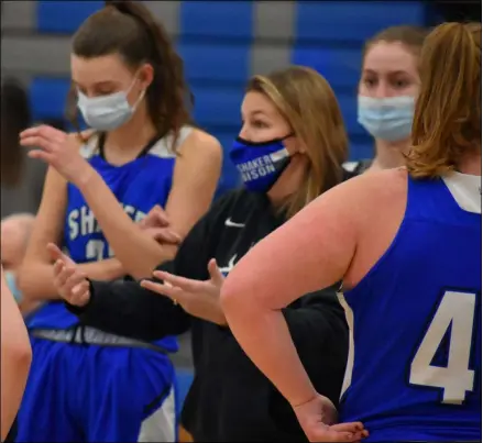  ?? BY KYLE ADAMS KADAMS@SARATOGIAN.COM @KASPORTSNE­WS ON TWITTER ?? Jaimee Shipley goes over the game-plan with the Blue Bison in-between quarters on March 2, 2021 against Saratoga.