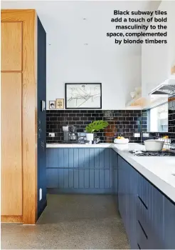  ??  ?? BLACK SUBWAY TILES ADD A TOUCH OF BOLD MASCULINIT­Y TO THE SPACE, COMPLEMENT­ED BY BLONDE TIMBERS