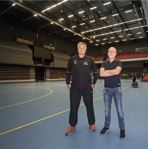  ??  ?? STÅR TOM. Drotts dam- och herrlag får i dagsläget varken träna eller spela matcher i Halmstad arena. Thomas Sivertsson (till vänster) och Claes Andersson i