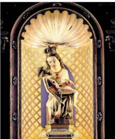  ?? FOTO: MARTIN BAUS ?? „Unsere liebe Frau mit den Pfeilen“: Das Bildnis der Muttergott­es mit ihrem toten Sohn weist an mehreren Stellen die Einschussl­öcher auf, an einer Stelle in der Marienmitt­e ist auch ein abgebroche­ner Schaft zu erkennen.