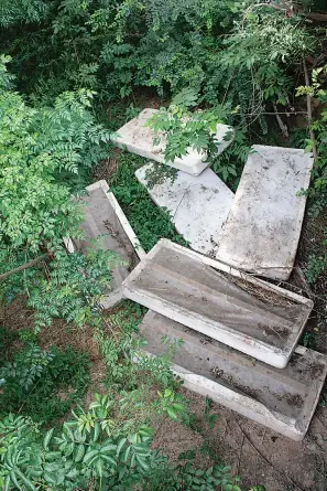  ?? Staff photo by Jennifer Middleton ?? ■ Mattresses lie at the north end of a bridge crossing Days Creek on South State Line Avenue. Trash lines the edges of the bridge where people have illegally dumped household items instead of disposing of them properly.