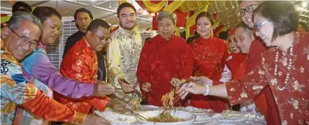  ??  ?? sultan sharafuddi­n, flanked by Tengku Permaisuri norashikin and Tengku amir shah, tossing yee sang during a state-level chinese new year open house at dataran Petaling Jaya in February. also present is selangor menteri besar amirudin shari (third from left). — bernama