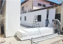  ??  ?? La estructura contará con paneles térmicos y láminas de acero galvanizad­o, según las normas internacio­nales.