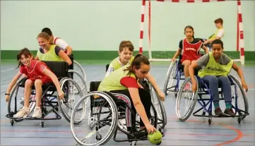  ?? (Photos Cyril Dodergny) ?? Dans le gymnase, les élèves ont pu s’essayer au handi-fauteuil le temps d’un match.