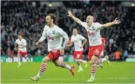  ??  ?? TO: Southampto­ns Manolo Gabbiadini fører an i jubel etter å ha scoret sitt og klubbens andre på Wembley.