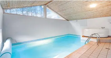  ?? ?? Scene of tragedy: Pool at the Danish holiday cottage where Ms Leeson died