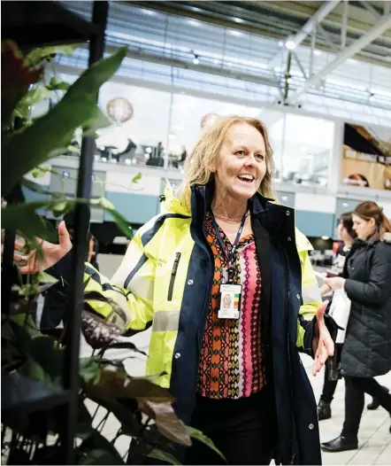  ??  ?? BLOMSTER. Charlotte Ljunggren är inte riktigt som Swedavias andra flygplatsd­irektörer. Hon gav klartecken till konjättebr­a, och lite reklam livar bara upp. När det blir störningar tar vi bort reklamen och ersätter den med informatio­n”,