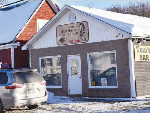  ??  ?? Le bar Tom’s Full House Karaoke, au centre-ville de Bathurst, a été rouvert dimanche, en fin de journée. Quelques clients s’y trouvaient lundi, en fin d’après-midi. - Acadie Nouvelle: David Caron.