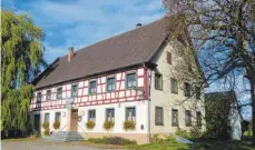  ?? FOTO: JOSEF UNGER ?? Im historisch­en Gasthaus Rotenbühl in Burgweiler nächtigte die Pilgerscha­r auf dem Weg von Elchingen nach Einsiedeln.