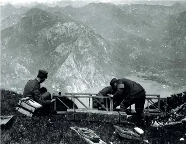  ??  ?? Grande guerra: una squadra fotografic­a dell’esercito italiano sul monte Altissimo di Nago nelle Prealpi Gardesane (Ansa)