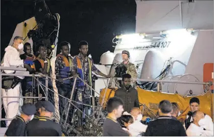  ?? AP / FRANCESCO RUTA ?? Desembarco de inmigrante­s del barco ‘Protector’ en el puerto italiano de Pozzallo.