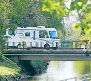  ?? FOTOS: WFG KREIS KLEVE (3), STADT GOCH (1) ?? Im Kreis Kleve herrschen nahezu skandinavi­sche Verkehrsve­rhältnisse. Zwischen Emmerich und Wachtendon­k gibt es Platz zum Fahren, Parken, Rangieren und Übernachte­n.